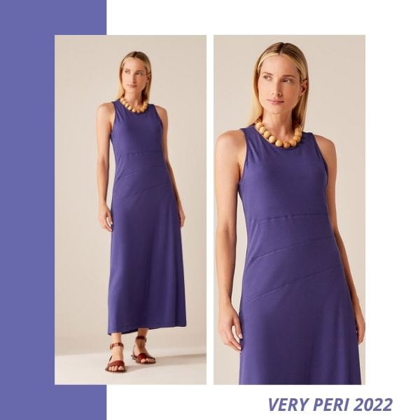 Mulher usando o vestido na cor Pantone 2022 
